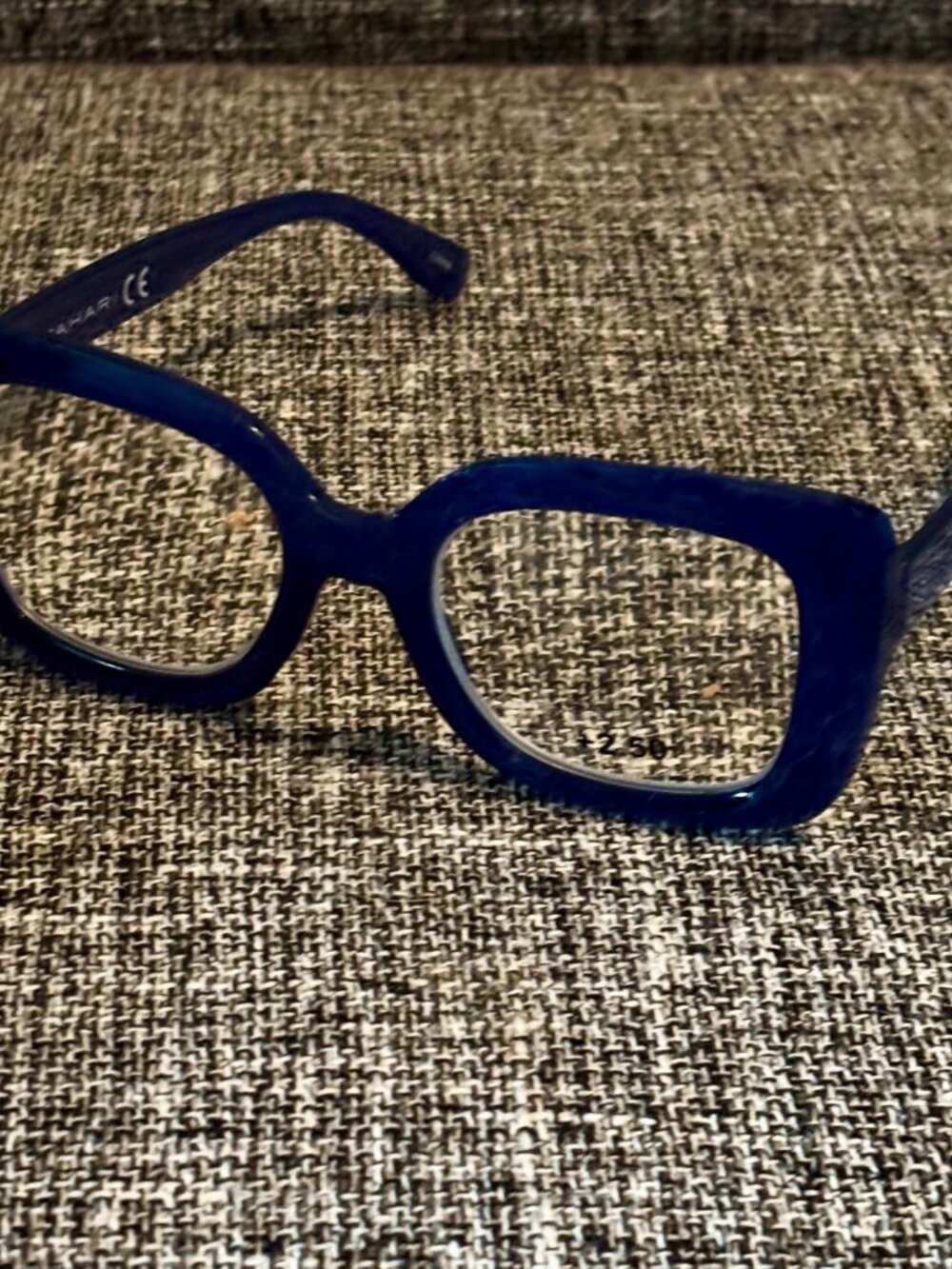 TAHARI Reading Glasses +2.50.  New